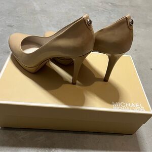 Michael Kor Ionna Pump Size 6M